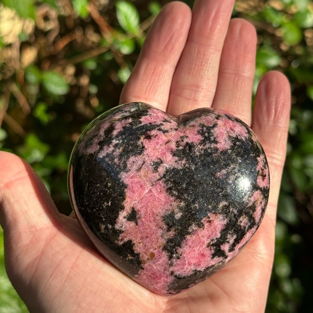 Rhodonite heart 1.1lbs. - Picture 4 of 4
